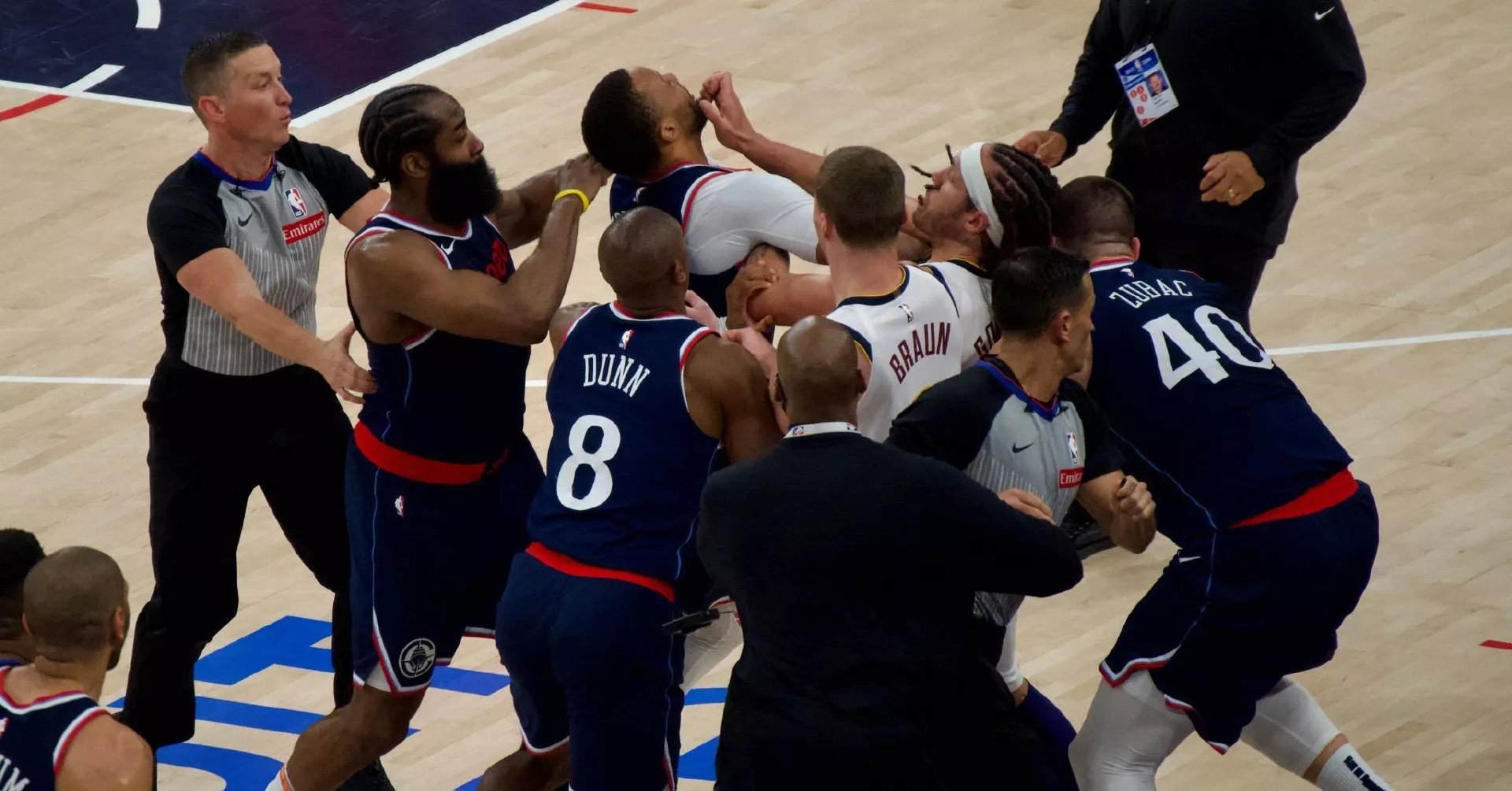 熊猫体育- C罗焦点对战，字母哥与60激战勇士分钟，最后时刻胜出胜负难料！观众掌声雷动